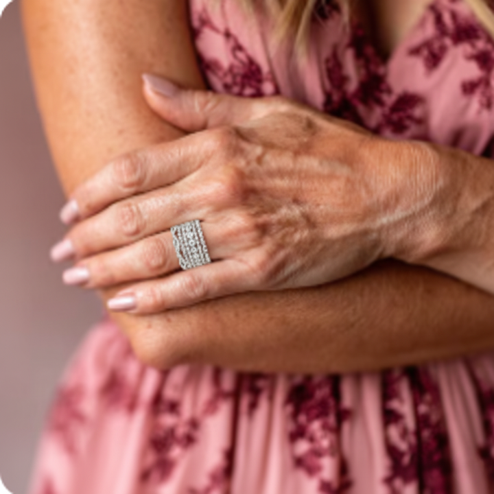 Vintage prstan s kubičnim cirkonom v plasteh