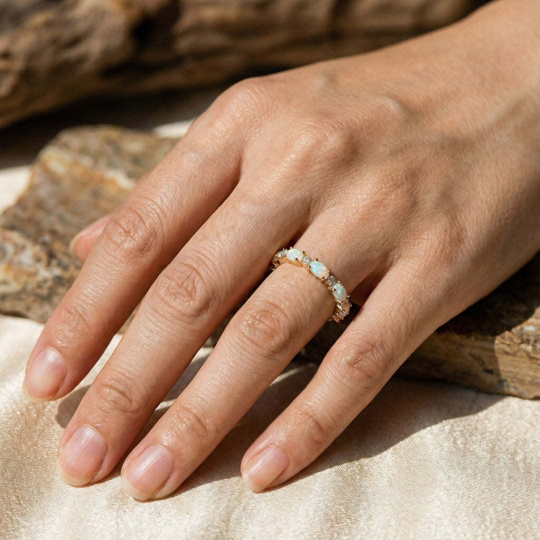 Vintage zlat prstan z opalom Eternity