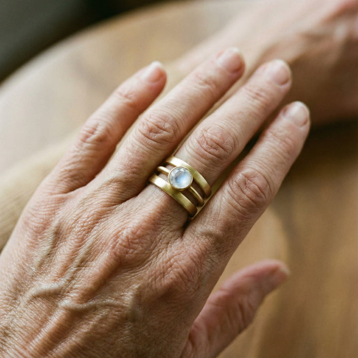 Vintage prstan iz zlata z vložki iz luninega kamna